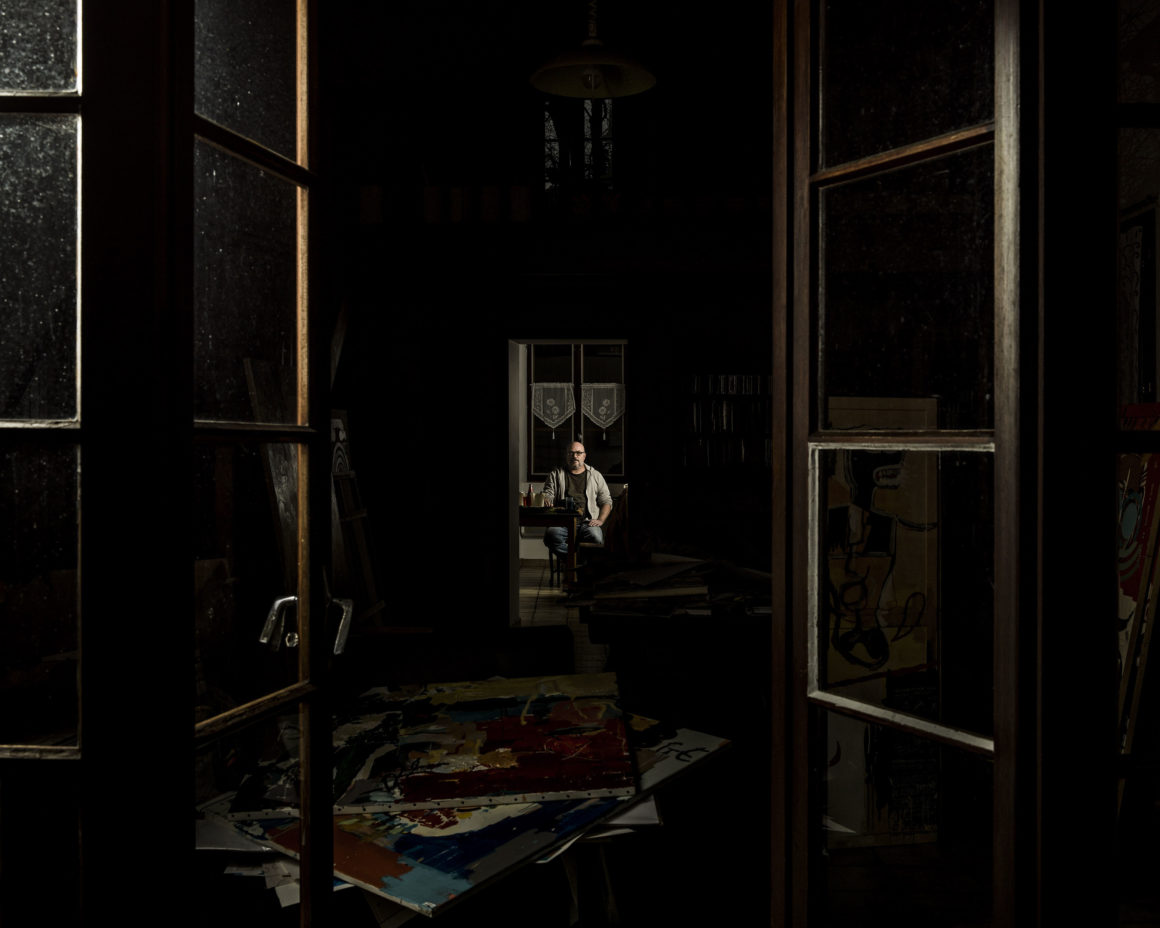 Rodolphe Sardet, chez lui et dans son atelier. Cette maison lui est prêtée par sa grand-mère (en EPAHD) et a appartenu à plusieurs générations de sa famille. Il est patient du centre Hospitalier de Niort, pôle psychiatrie