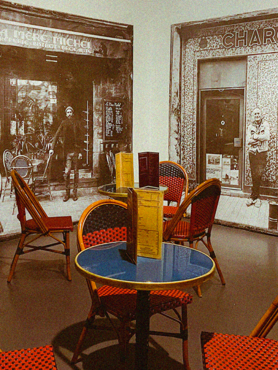 Terrasse du bistrot La Mère Michel dans l'exposition « Être(s) à Saint-Michel » Au Musée d'Aquitaine